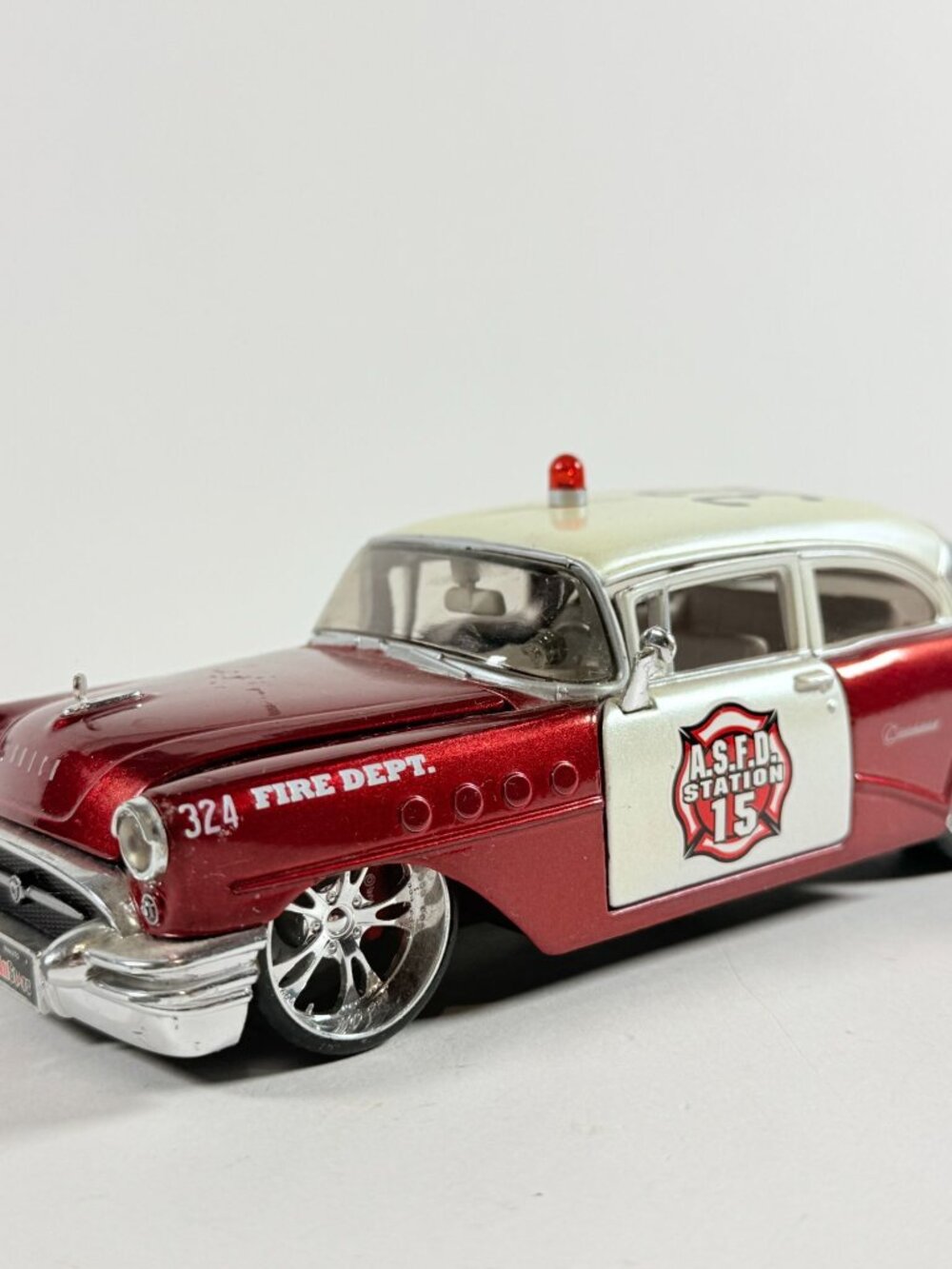 Maisto Custom Shop 1955 Buick Century Diecast 1:26 Scale 1955 ASFD Fire Station